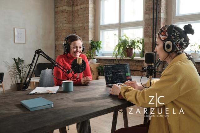 Dos mujeres grabando un podcast / cortesía Canva