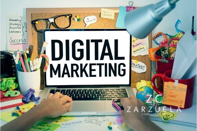 Laptop y manos con servicios de marketing digital/ Cortesía Canva