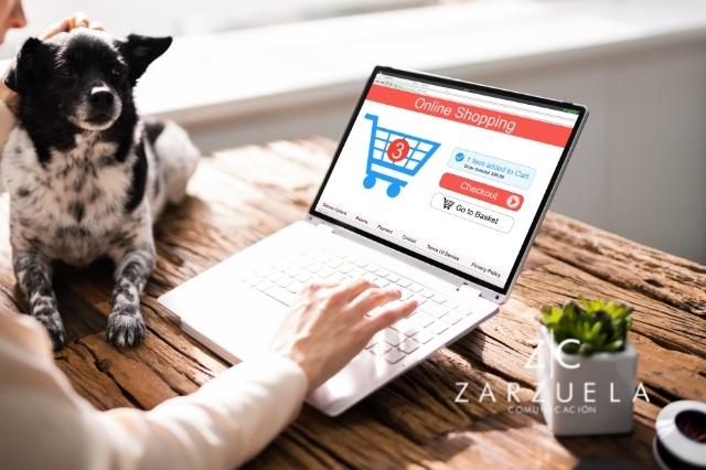 Mujer y perro comprando online / Cortesía Canva