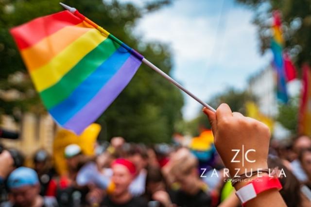 Mano con bandera del pride/ cortesía Canva