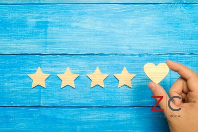 Estrellas y corazón en satisfacción a clientes / Cortesía de Canva