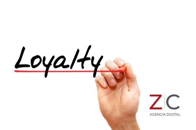 Mano y palabra loyalty en marketing / Cortesía Canva