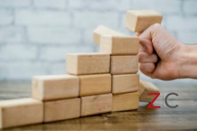 Mano golpeando bloques en una crisis mediática/ Cortesía Canva