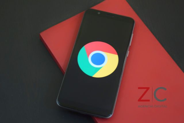 Logo de Chrome 2022 en celular / cortesía Canva