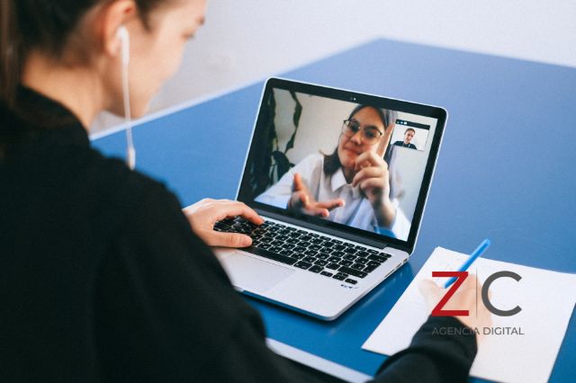 Mujer frente a computadora viendo videos / cortesía Canva