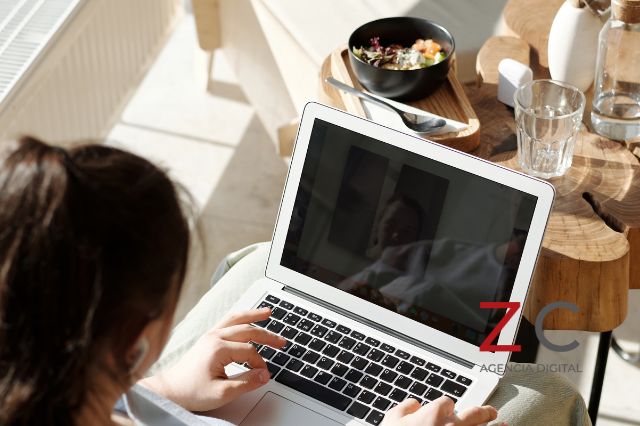 Mujer trabajando en computadora / cortesía Canva