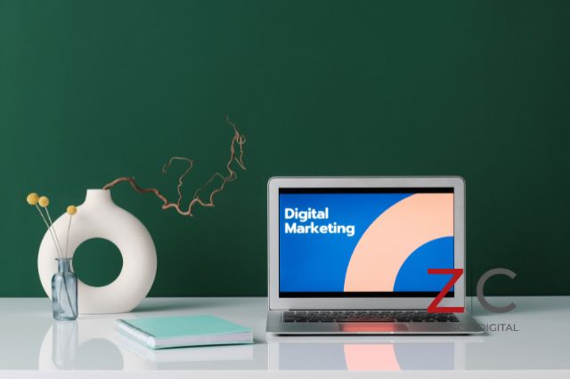 Computadora con contenido de Mkt. Digital / cortesía Canva