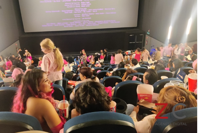 Sala de cine con toda la gente vestida de rosa / cortesía: Equipo ZC