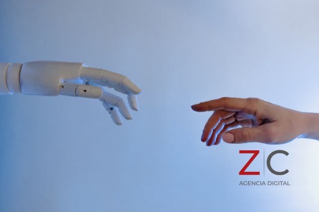 Inteligencia Artificial y mano humana / cortesía Canva