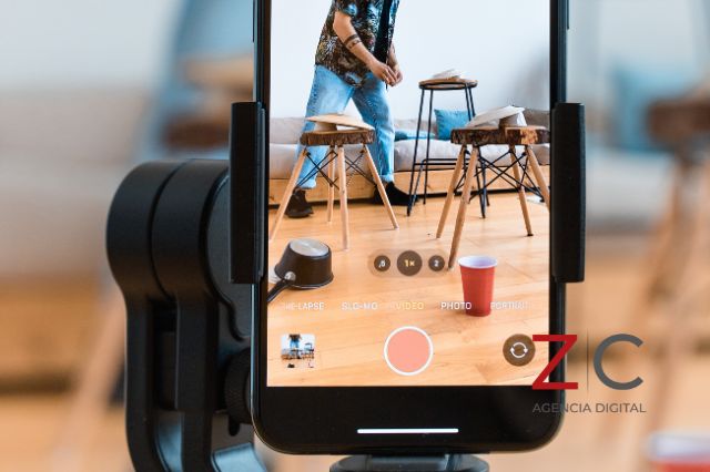 Celular grabando videos para TikTok / cortesía Canva