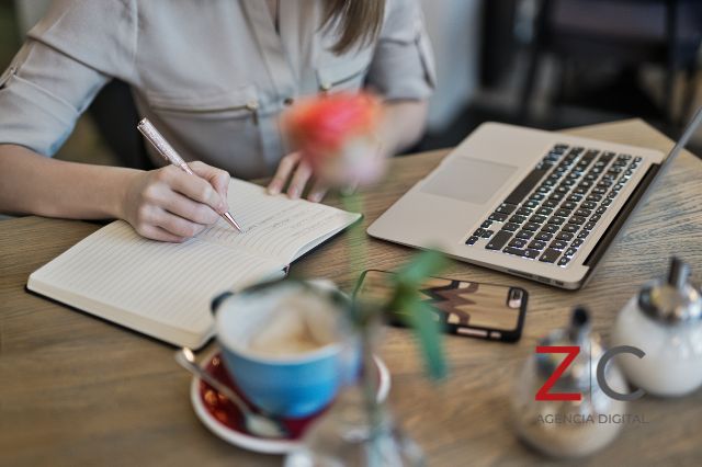 Mujer escribiendo en libreta / cortesía Canva