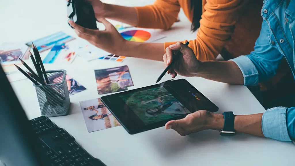 Marketing emocional: el poder de conectar con tus clientes 2 El marketing emocional va más allá de las ventas, su objetivo principal es conectar con los consumidores desde sus impresiones lo que da un valor a las marcas que ayudará a su posicionamiento.