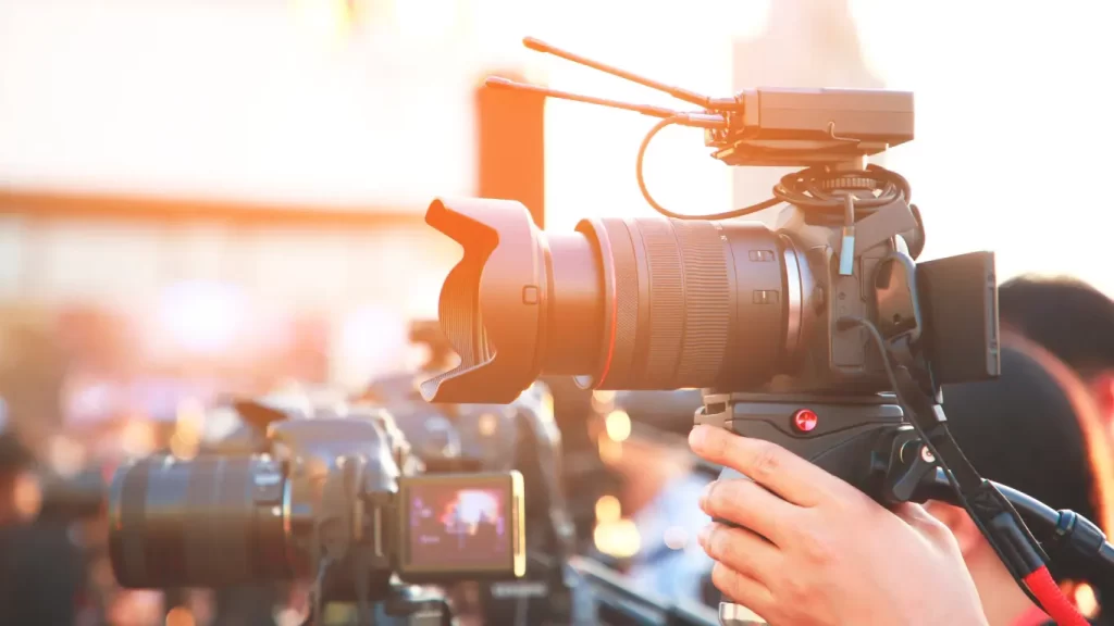 Cónclave: un evento que acapara la atención mundial 2 El cónclave, más allá de su extensión religiosa, se ha convertido en un evento de alto interés mediático, seguido minuto a minuto por medios de comunicación de todo el mundo, que destacan su impacto político y social.