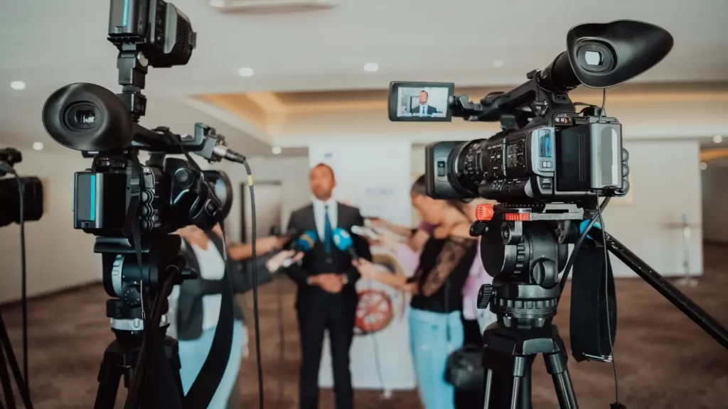 Relaciones Públicas, ¿qué son? Te contamos 2 Las Relaciones Públicas ayuda a una empresa a posicionarse correctamente en los medios de comunicación. En este post de blog te contamos más del tema.