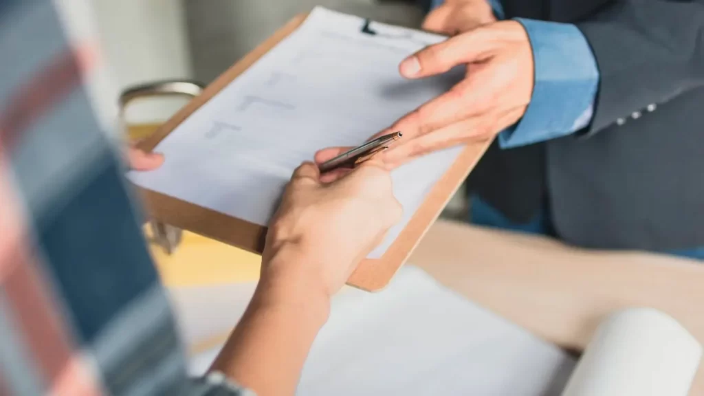 Agencias boutique o tradicionales: el dilema de las empresas 2 Las agencias boutique destacan por su atención personalizada, agilidad y enfoque creativo; ideales para marcas que buscan cercanía e innovación. Las tradicionales, en cambio, ofrecen estructura, alcance global y amplia experiencia.