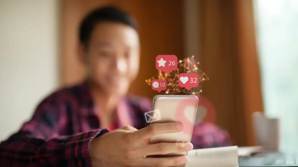 Redes sociales, convierten en tendencia a películas y series 1 Las redes sociales han impulsado la viralidad de diversas películas y han transformado la manera en que se consume entretenimiento, gracias a ello, también se han compartido memes, trends y frases que generan engagement.