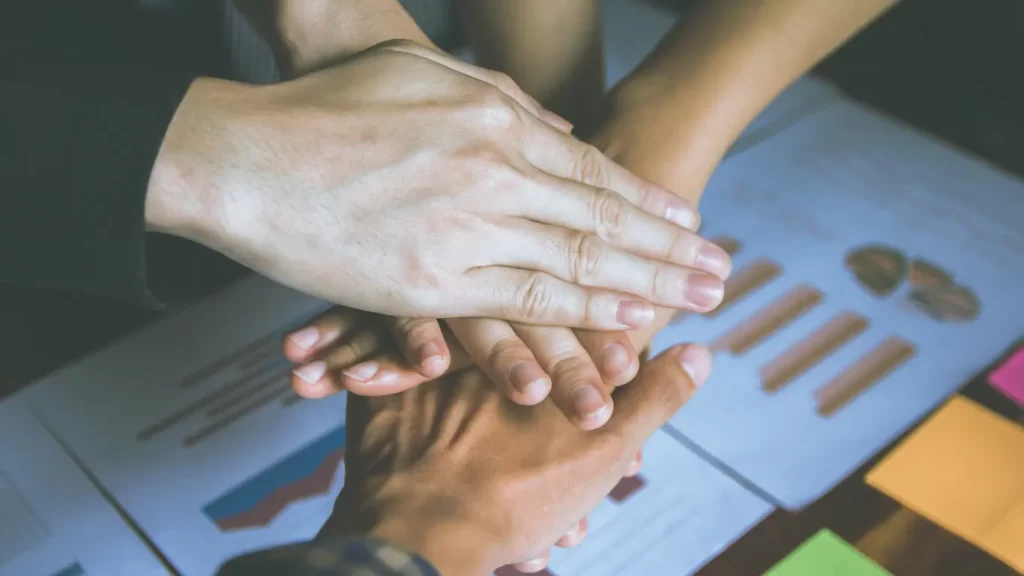 Stakeholders: ¿qué son y cómo cuidar de ellos? 1 Los stakeholders son clave para el éxito empresarial: conoce quiénes son y cómo gestionarlos para construir relaciones sostenibles.