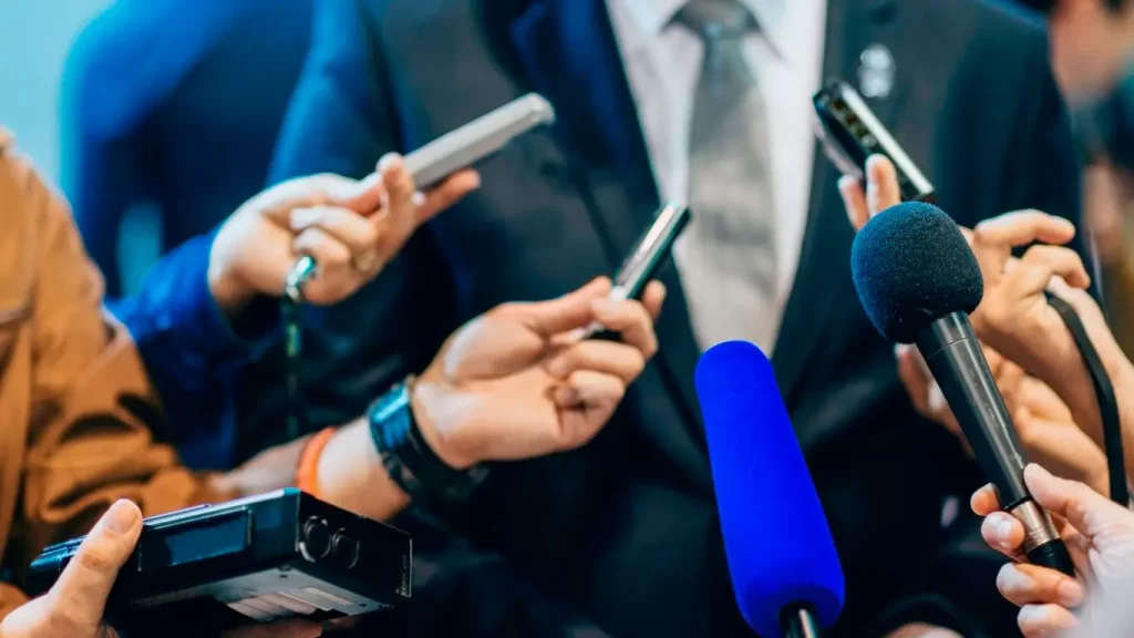 Comunicar con credibilidad, el valor de un vocero preparado 2 Comunicar temas complejos de forma clara y efectiva es clave en entornos exigentes en la actualidad. Contar con voceros bien formados permite transmitir mensajes estratégicos, manejar crisis y fortalecer la reputación.